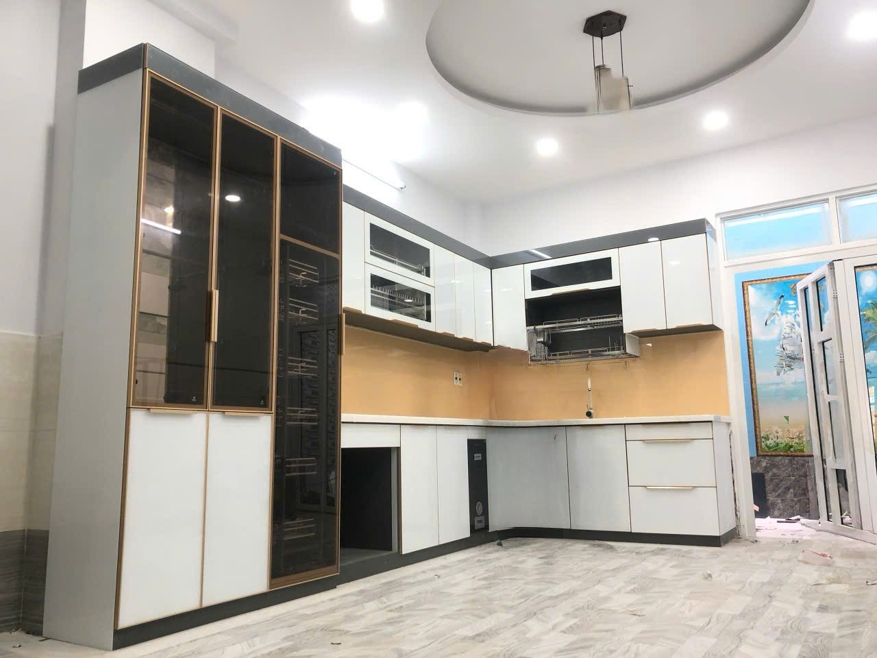 Tủ Bếp Nhôm Cánh Kính Khung Vàng Ánh Kim